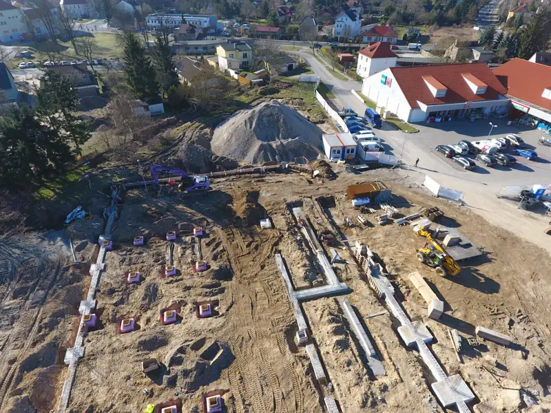 Luftbild einer Baustelle mit Fundamenten und Leitungsgräben bei Berlin